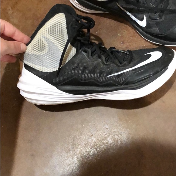 Nike basketball shoes. - Picture 2 of 5